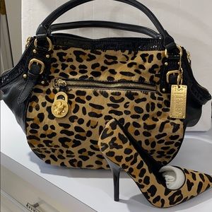 Leopard skin leather handbag.